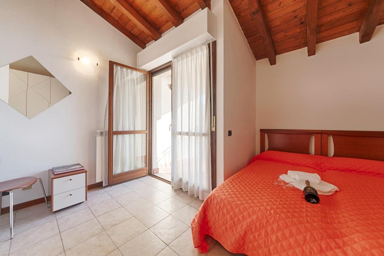 2-Bedroom Lakeview Apartment At The Lake Acquaseria Εξωτερικό φωτογραφία